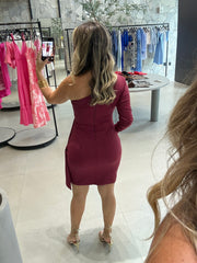 Vestido curto um ombro manga longa